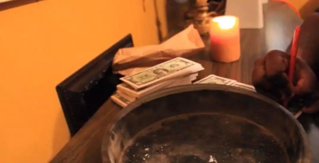 烧纸钱是我们中国传统的民俗,古代烧纸钱的根源