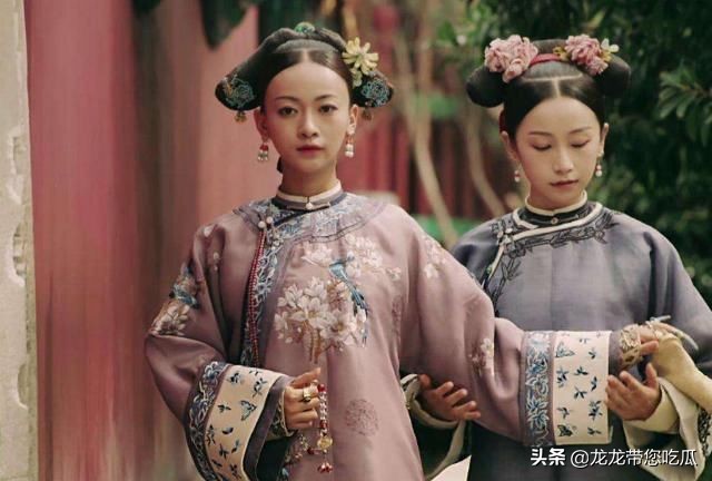 她们两位出身都十分的低微，却也都因为受宠，成功让家族被抬旗