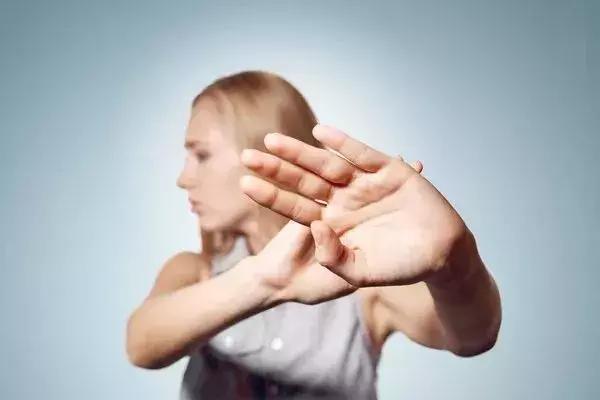 把艾滋传染给他人犯法吗,把艾滋病传染给别人怎么判刑