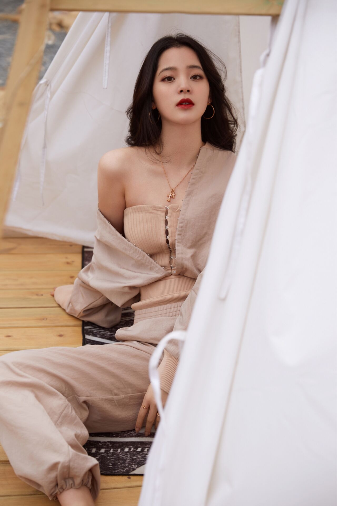 欧阳娜娜衣品升级,欧阳娜娜大胆穿搭美出新高度