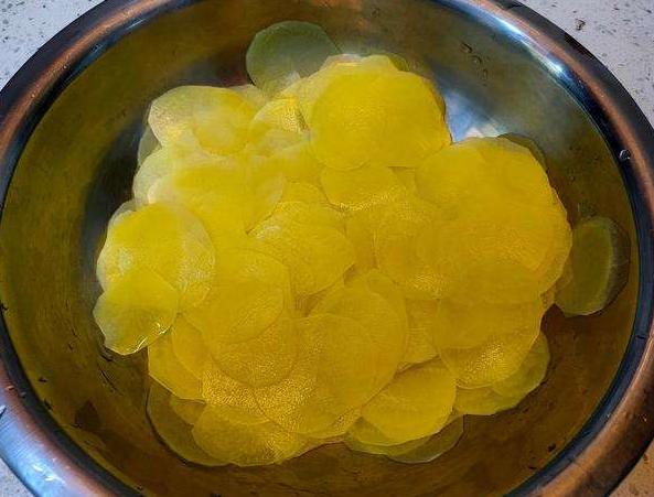 爱吃薯片可乐不能怪自己,炸土豆薯片外脆内酥