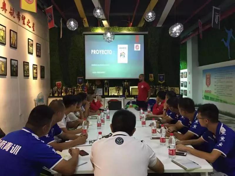 关于欧洲足球青训体系,欧洲足球青训u8