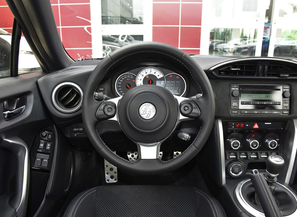 花十万就能买到一台跑车丰田86,丰田86跑车二手车