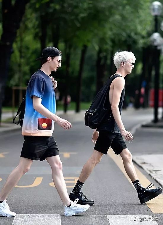 颜值高大长腿还会穿,谁高中没有暗恋过这样一个体育生?