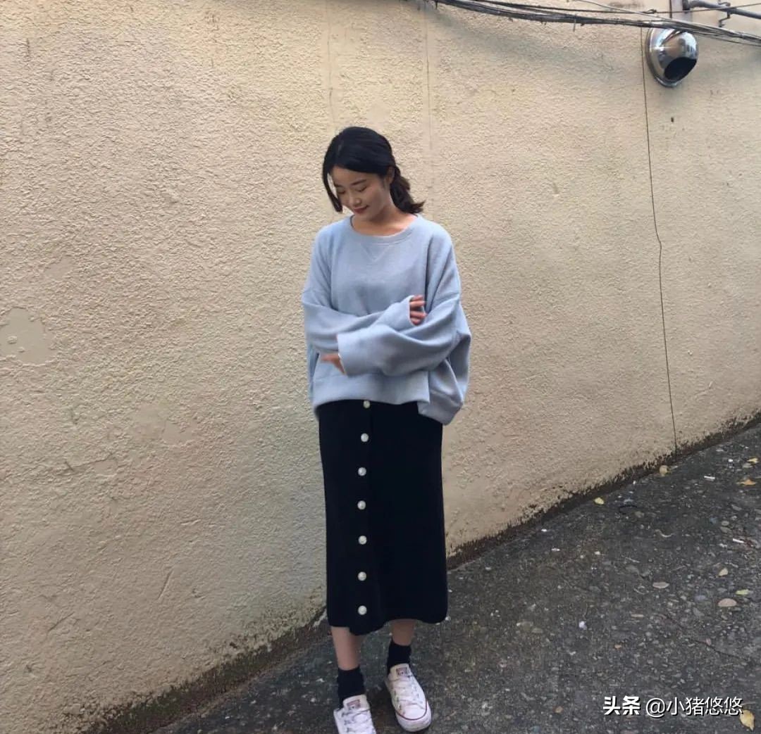 连帽卫衣白色帆布鞋高级穿搭,绿色卫衣配帆布鞋还是老爹鞋