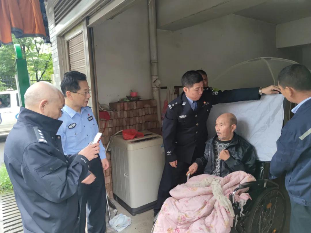 民警跋山涉水为83老人补办身份证,九旬老人照身份证辅警暖心