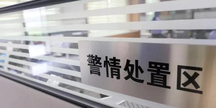 珠海一的哥接到家里电话，深夜闯红灯被扣12分！交警得知竟撤罚单？