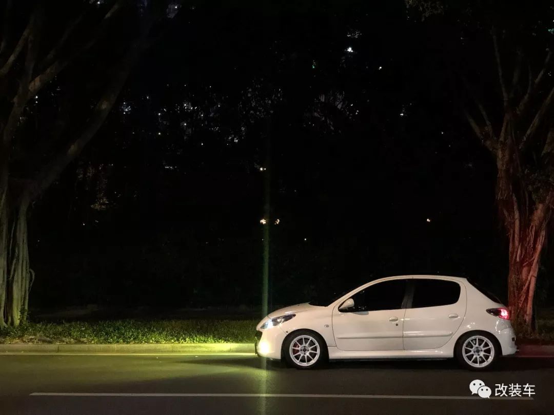 改装也疯狂黑武士标致207的蜕变,08年标致207还能值多少钱