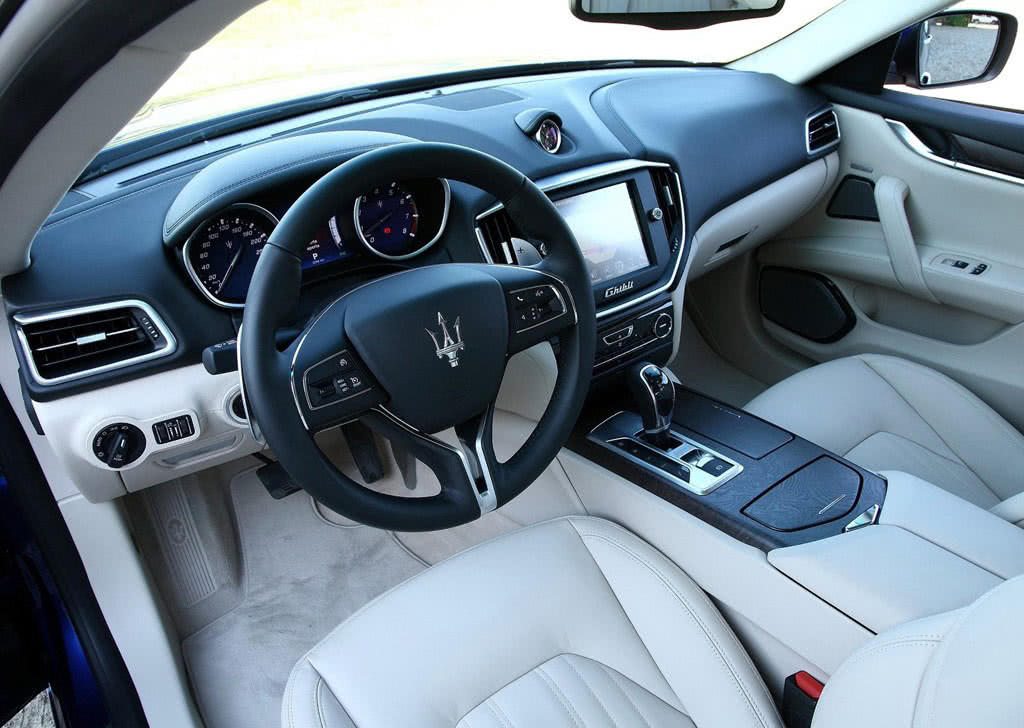 玛莎拉蒂新款小型suv报价,玛莎拉蒂grecaletrofeo和保时捷macan