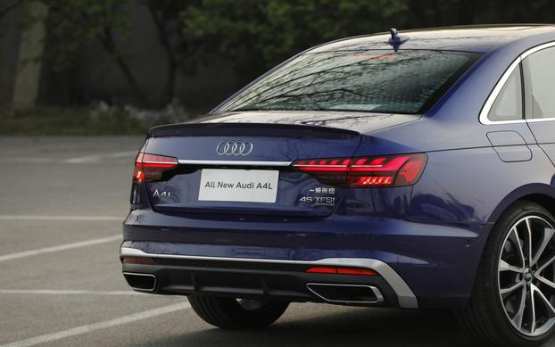 豪华动感奥迪a4l,奔驰c260和奥迪a4l试驾对比