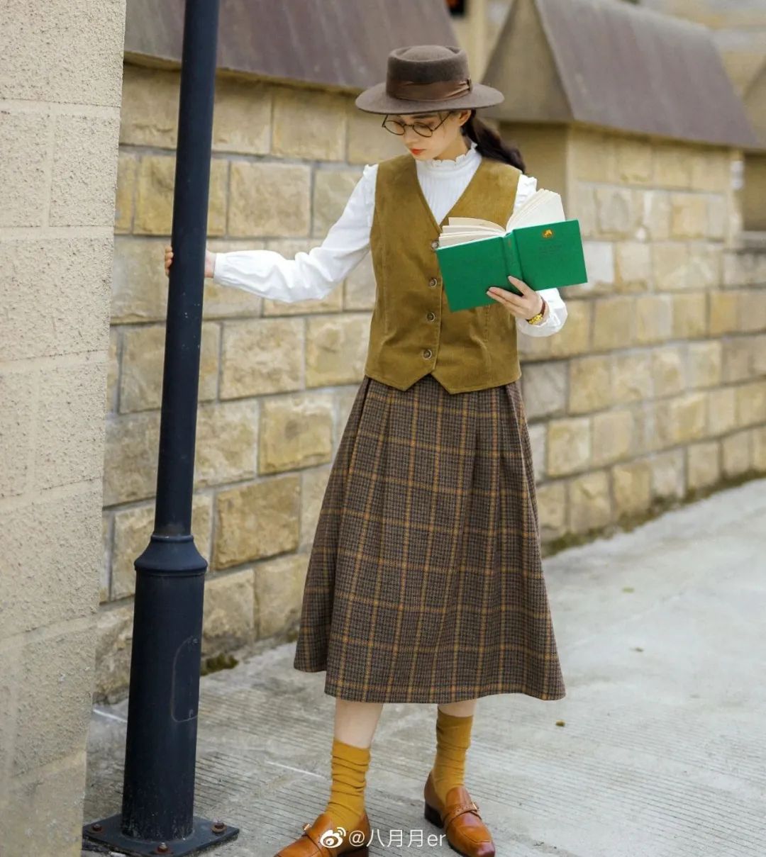 早春外套穿搭学生党甜酷,大衣卫衣短裙靴子