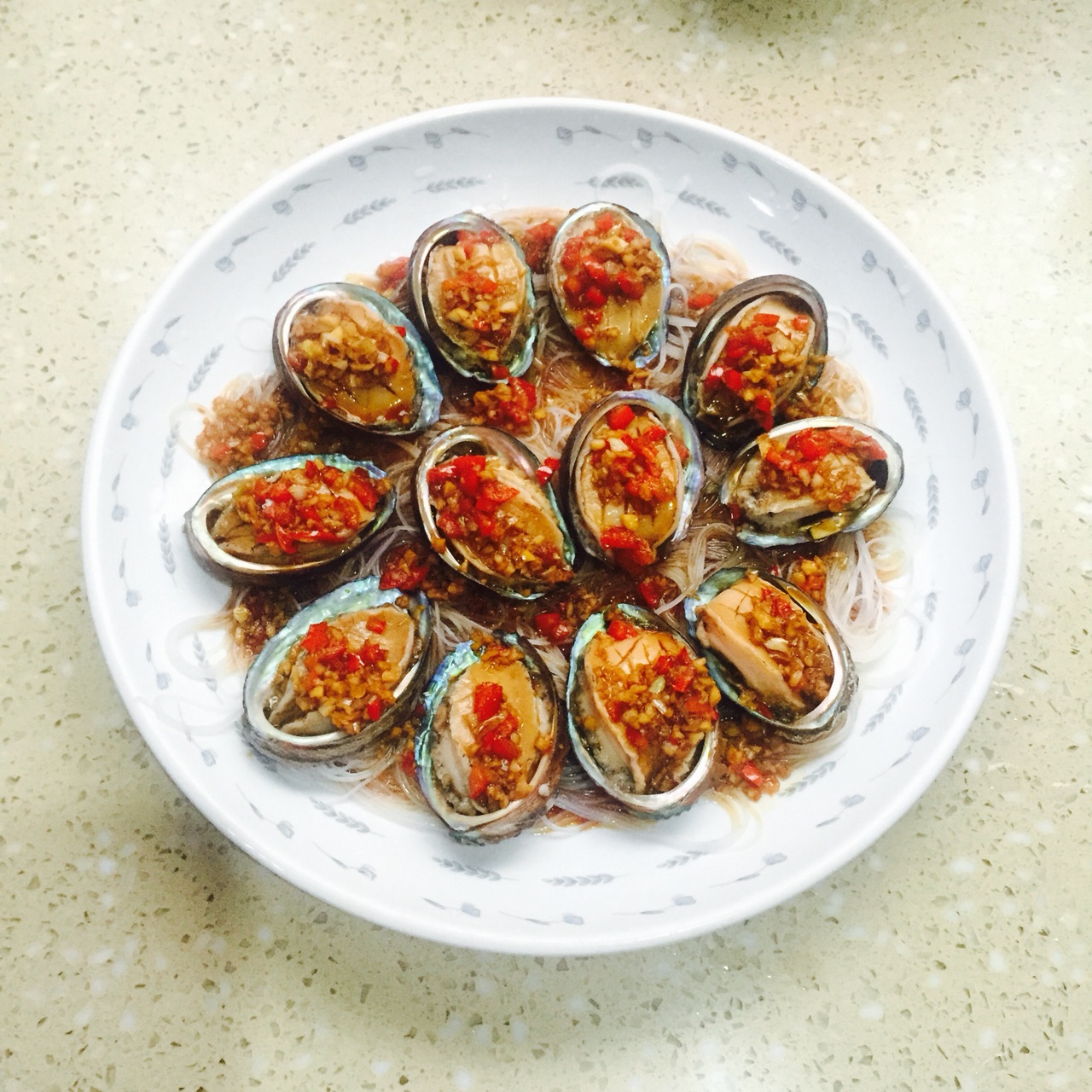 吃鲍鱼蒜蓉一口一个过瘾,蒜蓉粉丝蒸鲍鱼怎么做最简单易学