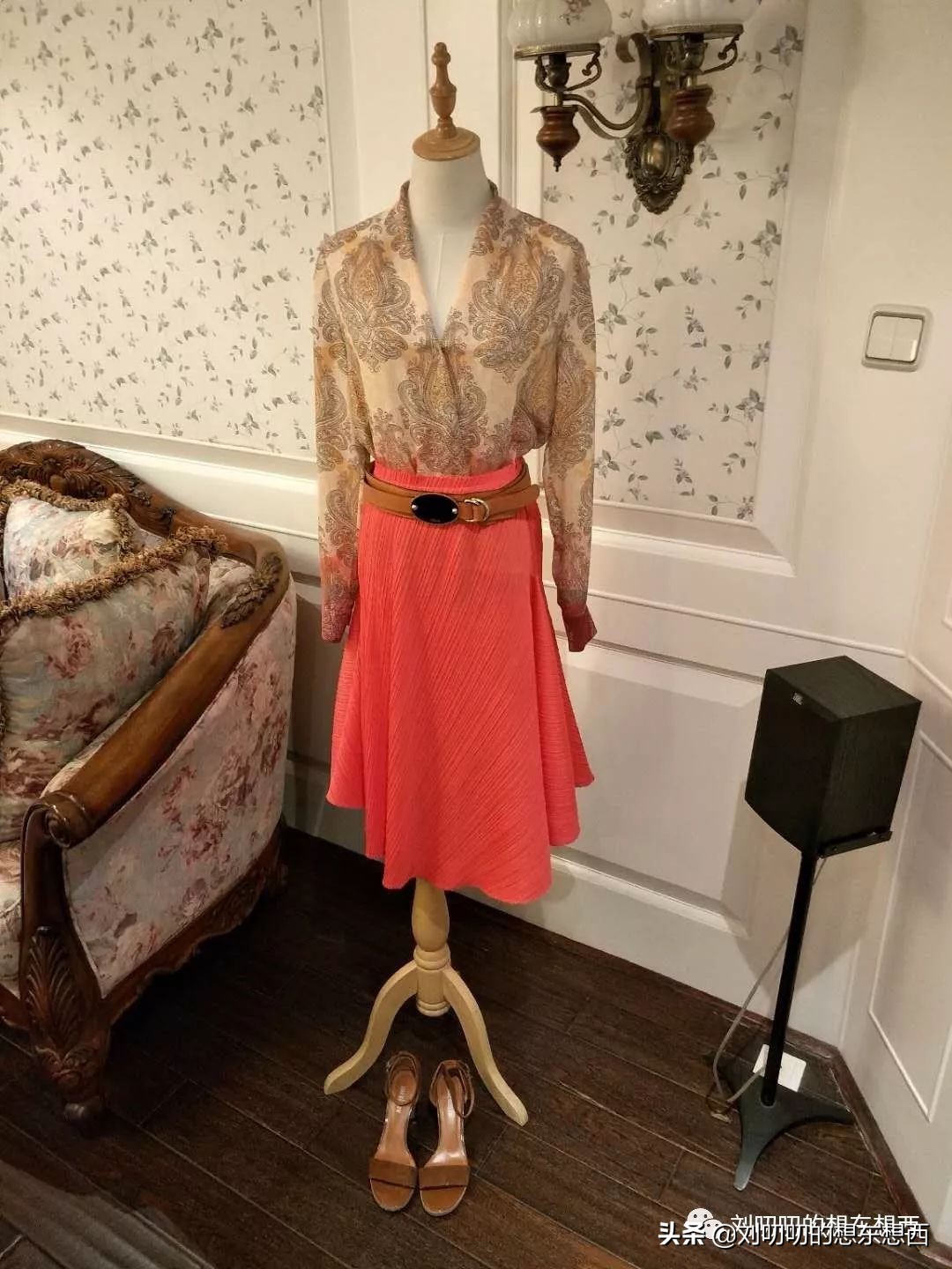 亮橘色穿搭,一日一look怎么搭配衣服