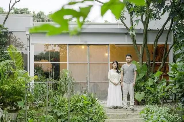 夫妻深山打造500万别墅,90后夫妻隐居山林自建小屋