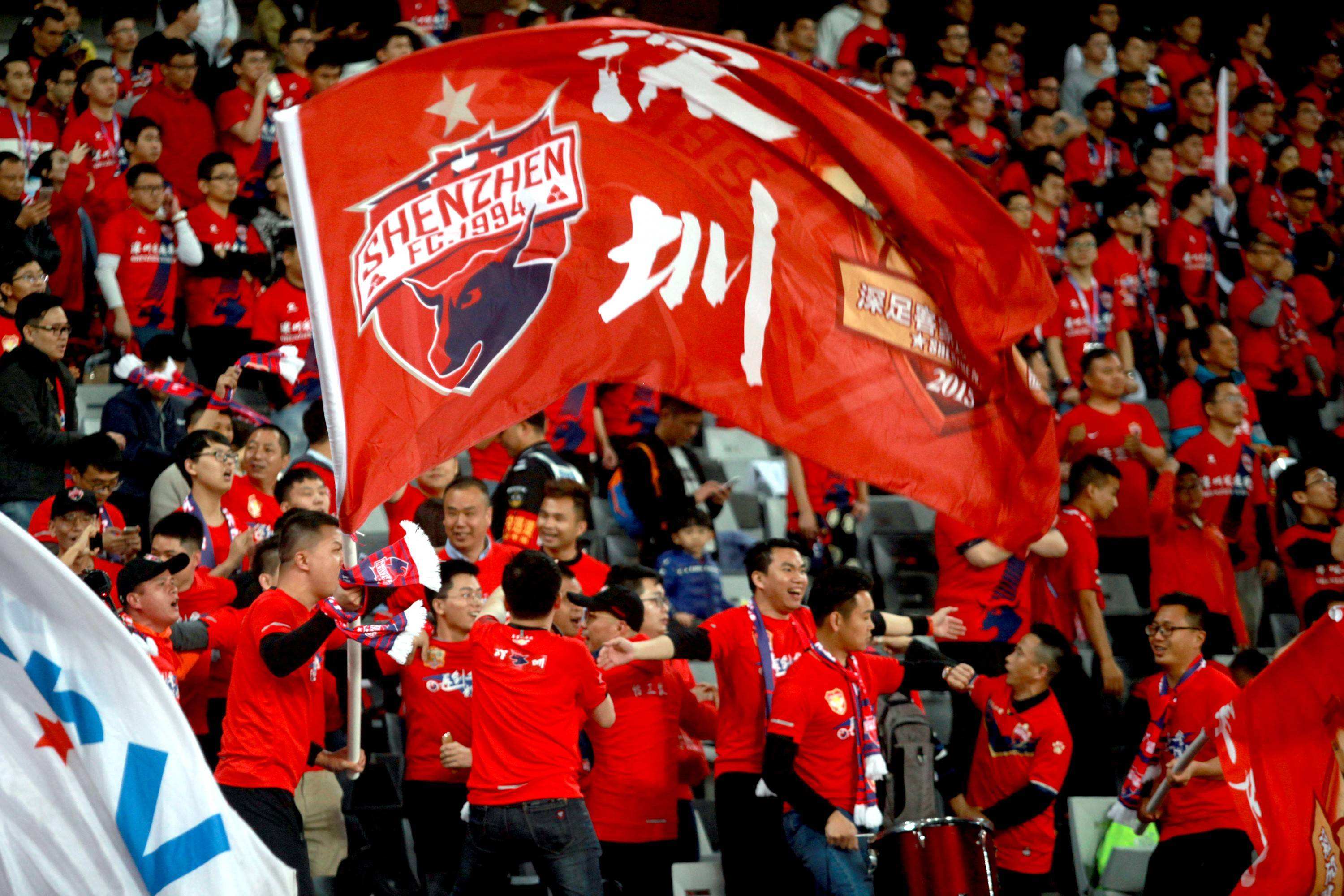 开赛在即球迷为球队加油助威,让更多的球迷走进现场为球队加油