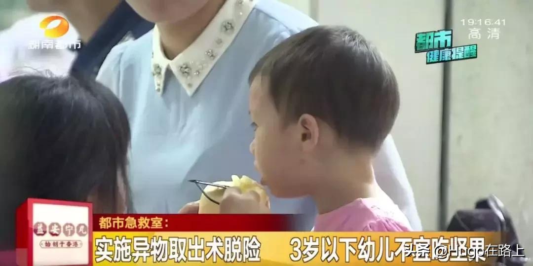 母亲将咬碎食物放到11个月孩子嘴里！孩子差点没了命！无知啊