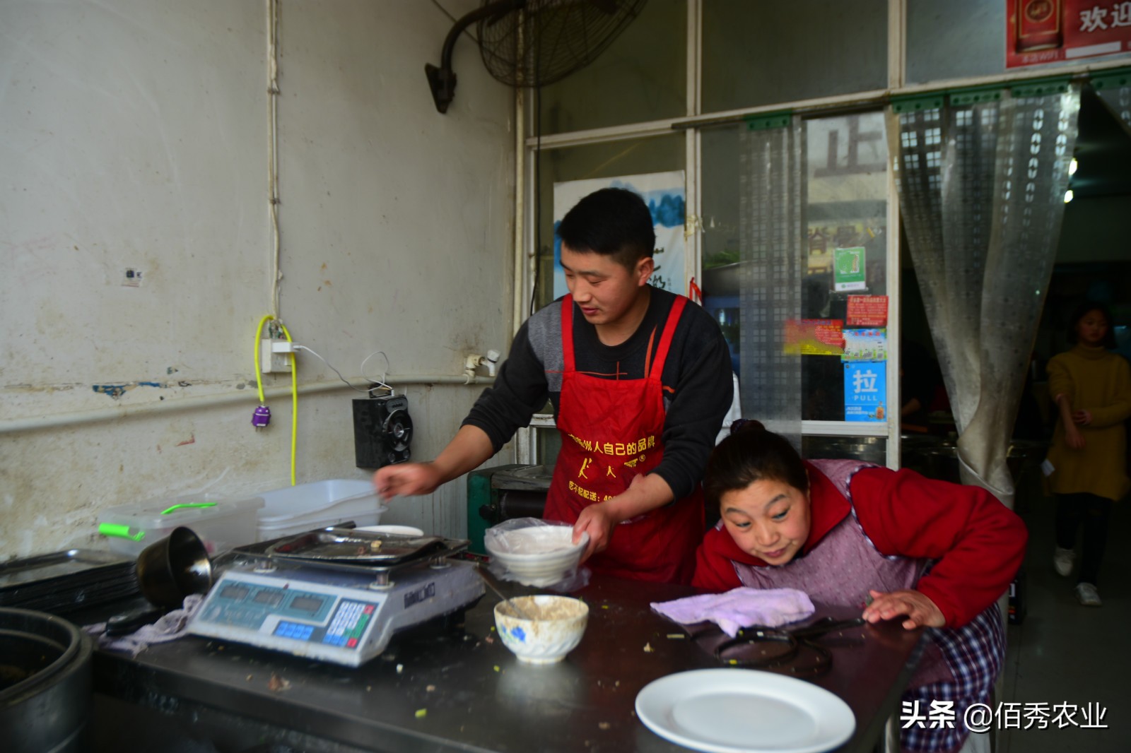 小伙为了赚钱开面馆,农村小伙机器人