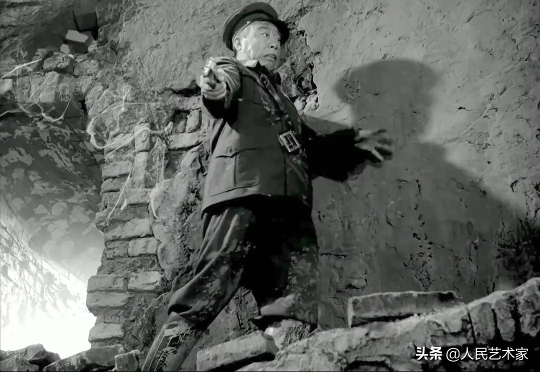 为了拍好这部《地道战》，朱龙广摔裂了右膝导致自己残疾，刘江戴假牙嘴巴被磨得发肿，苦不堪言