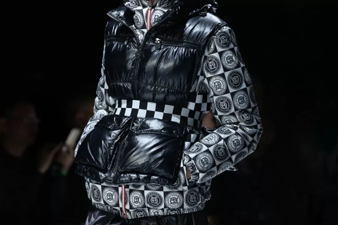 为了抢全球大咖都在翻牌的羽绒服，我差点挤晕在波司登...