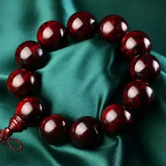 印度小叶紫檀手串最贵多少钱,小叶紫檀贵还是沉香手串贵