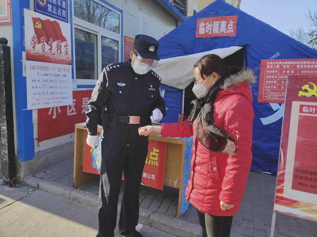 凝心聚力全民战“役”——红袖标警色蓝志愿红绘就最美色彩