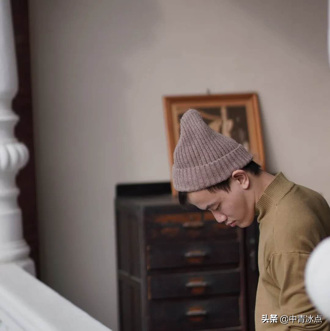 出生时大脑缺氧，上学时遭受*力暴**，脱口秀演员小佳走红背后——用“逗你笑”与命运和解