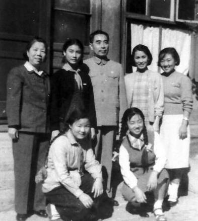 1988年,在大会上“请小平同志不要吸烟”的女人,后来怎样了