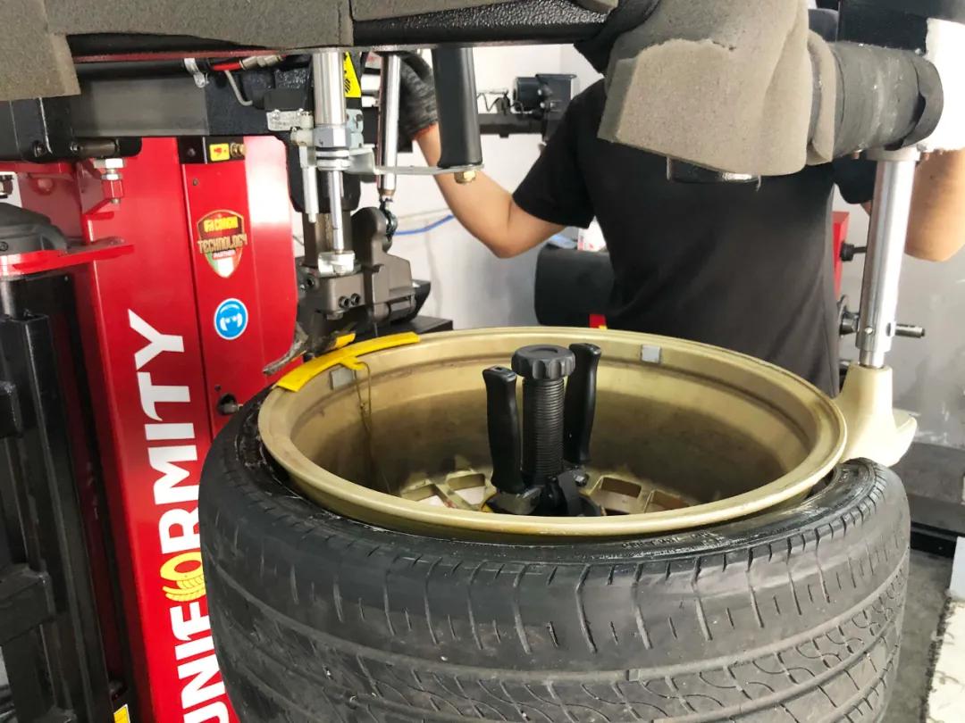 前轮换了新胎抖动是怎么回事,刚换的新轮胎为什么会瘪