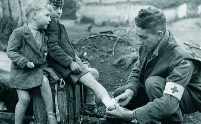 二战德国士兵给苏联士兵一块面包,苏联二战时俘虏日本女子