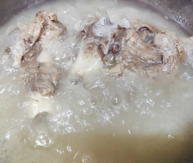 炖肉的时候起白沫沫怎么办,炖肉出现的浮沫是精华还是脏东西