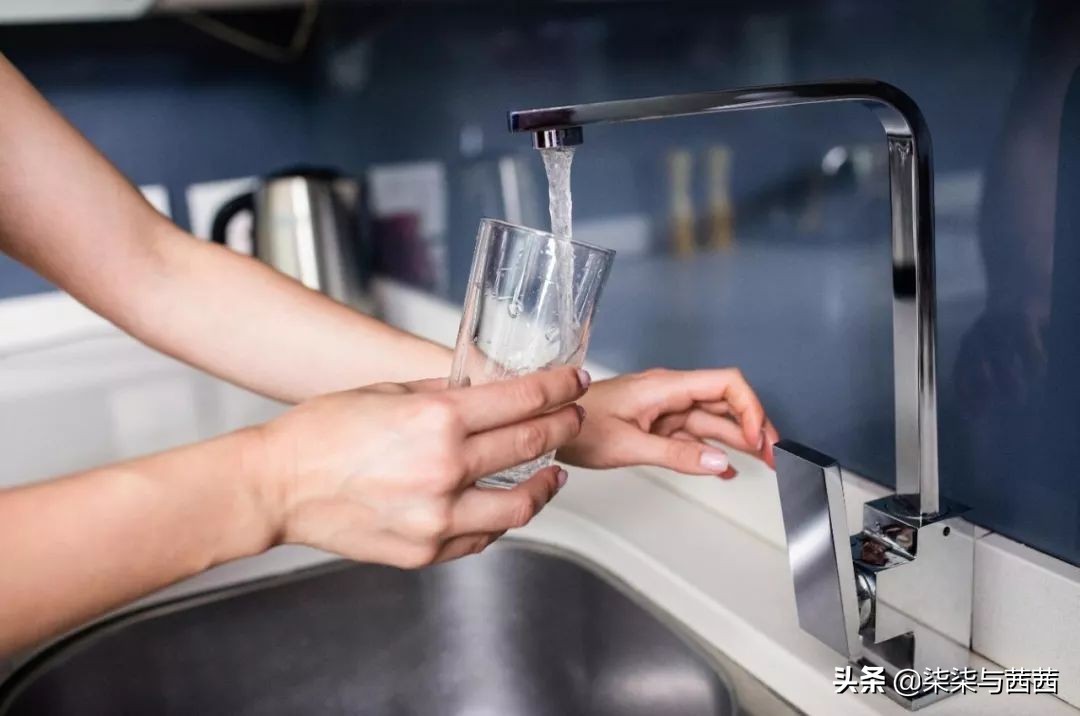 宝宝多喝水的后果,婴儿喝水多了中毒