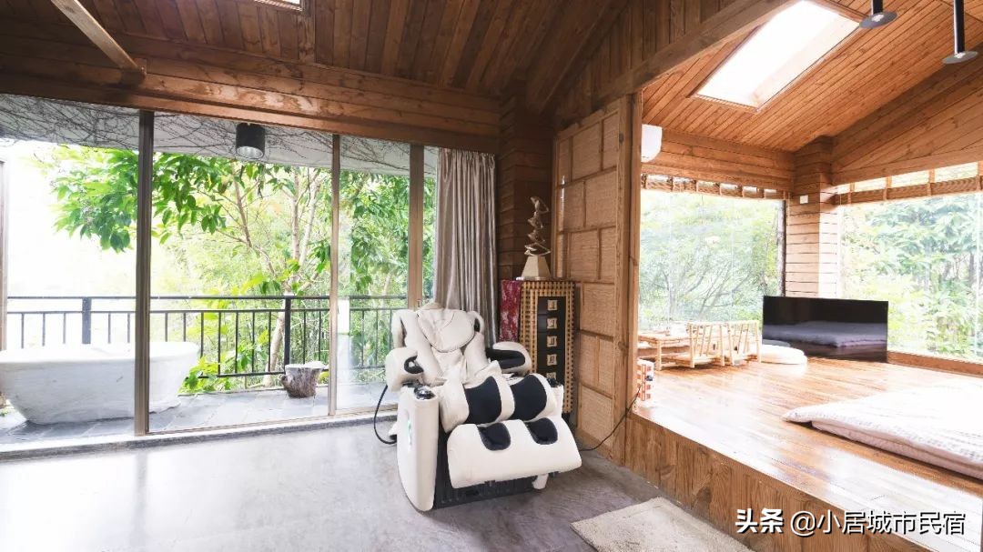 组队去火爆的玻璃屋民宿，星空下围炉火锅烧烤，唱k麻将，放烟花