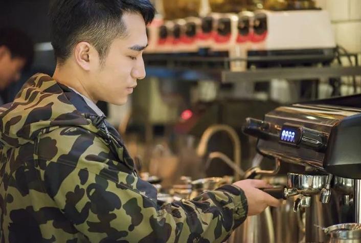 90后小伙变成甜品店主,江西90后小伙开奶茶店