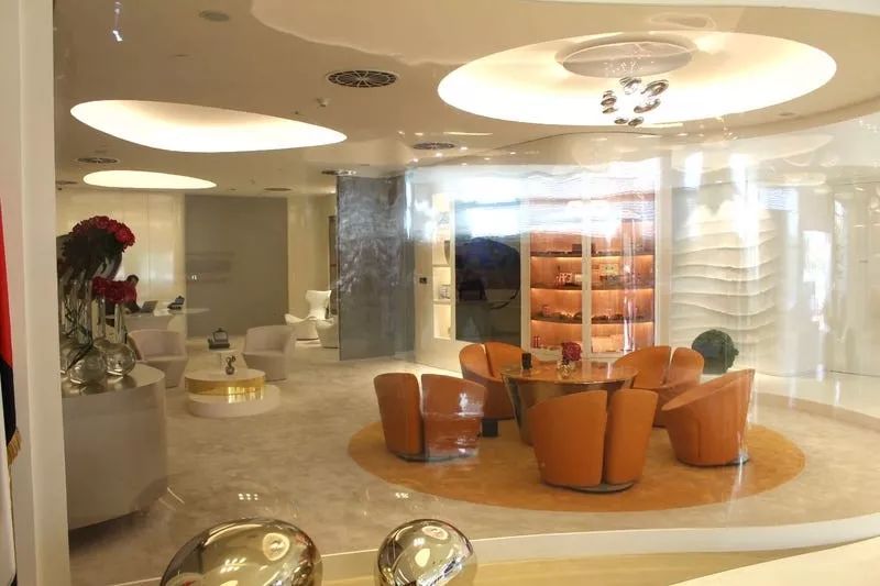 迪拜机场豪华VIP私人候机楼,还可试驾布加迪威龙,简直壕气冲天