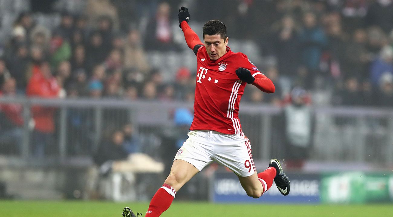 “欲追梅罗，先平莱万”，现役足坛第一中锋，他究竟有多强？