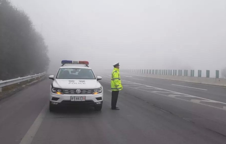 高速路上出现标线怎么处理,高速路故障警示牌应该放多远距离