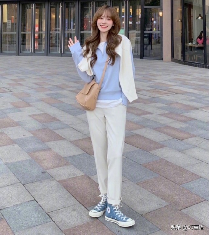 什么时候穿卫衣加外套好看,今年卫衣怎么穿更时髦