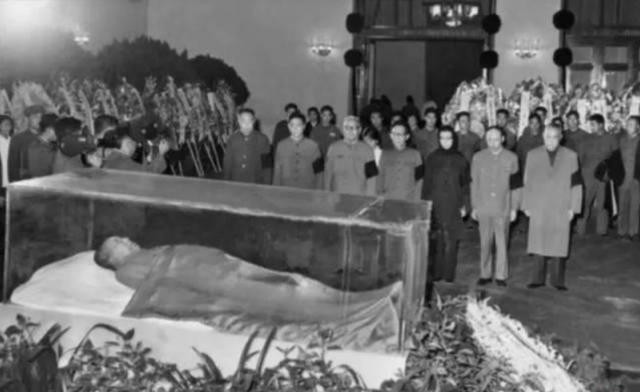 毛主席逝世追悼会上，举国致哀站立吊唁，为何有一人会坐着参加？