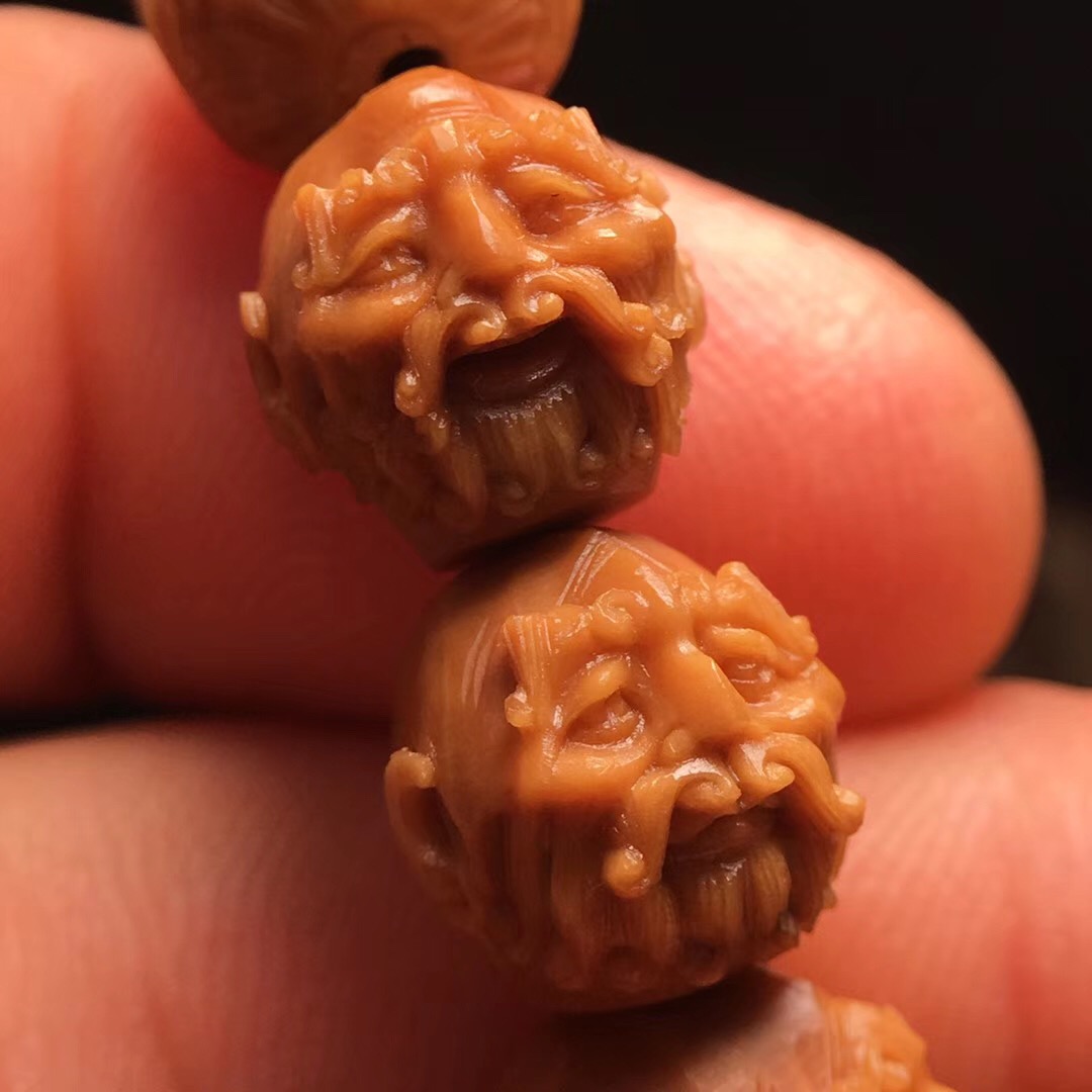 橄榄核雕手串上油盘还是干盘好看,玩文玩橄榄核雕要注意这三点