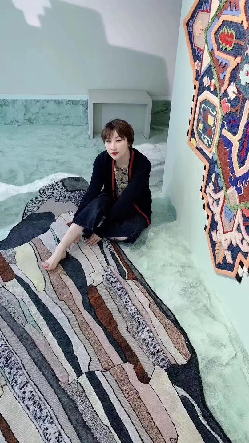 她从欧洲背回月球灯，“明明如月，何时可掇”，把家变成了艺术馆