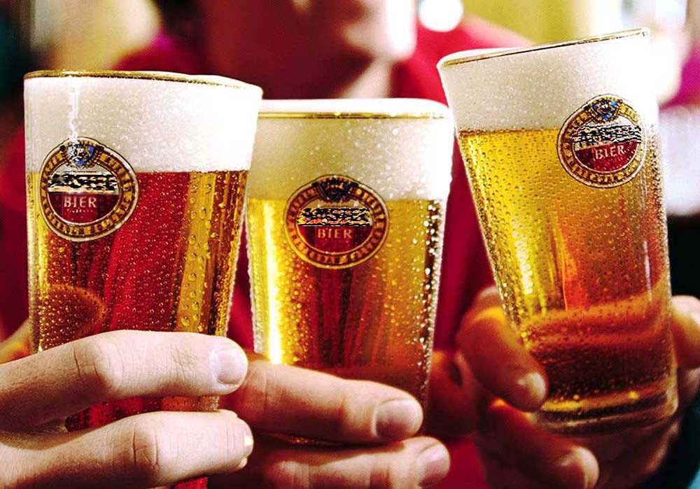 如何巧妙喝啤酒,喝啤酒技巧和手法