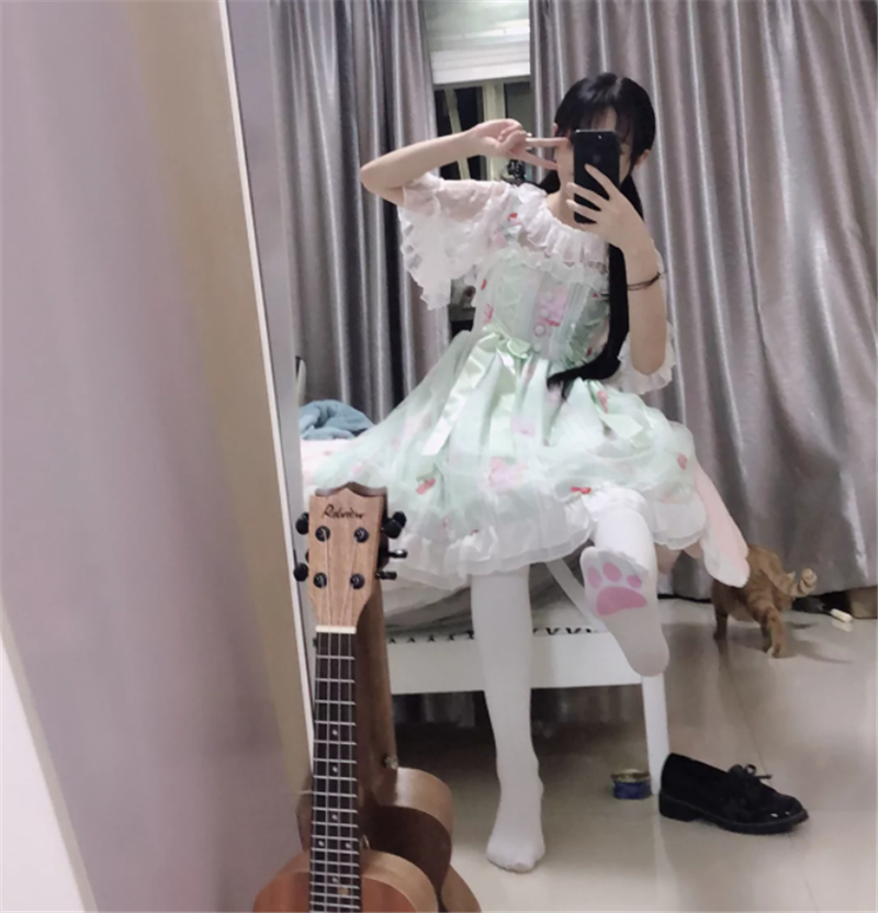 蔡萝莉御姐风被嫌弃,“铁丝”袜品味奇特,看了呆萌猫咪脚后服了