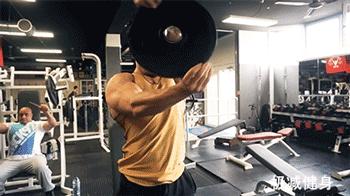 为什么有些人手臂肌肉比较明显,如何快速的把手臂肌肉练壮