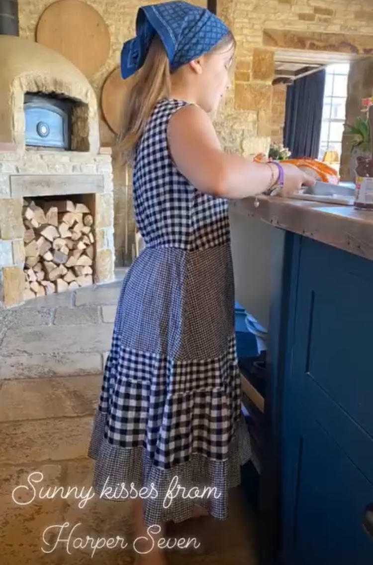 小七宅家化身美厨娘，光脚下厨超敬业，穿连衣裙胳膊好壮太抢镜