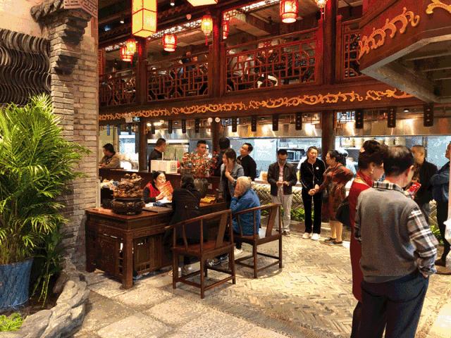 人均60的餐厅带舞台,60人一桌的餐厅