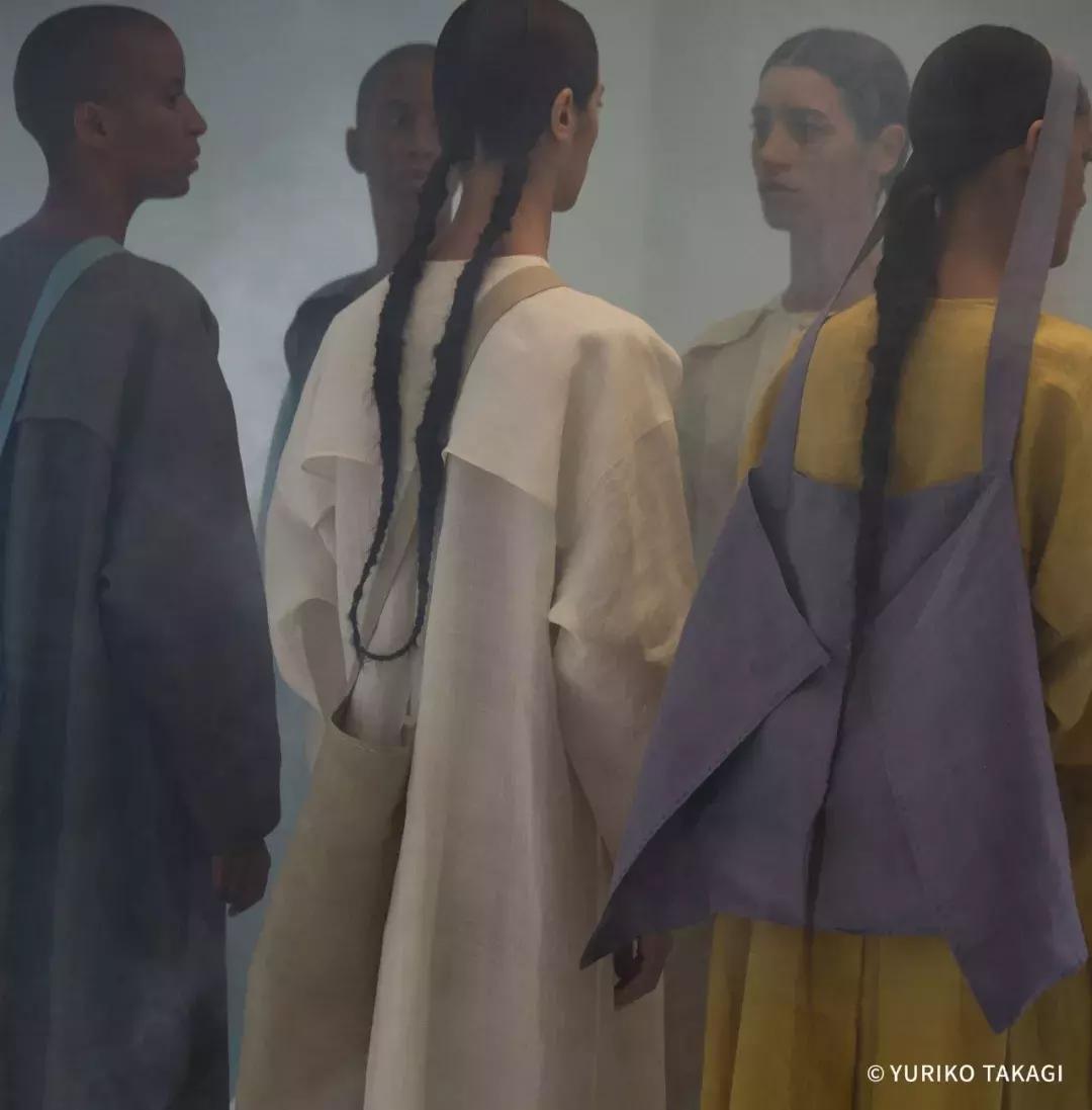 25年前,一个日本人带着天价衣服到中国,给西北人拍了一批硬照