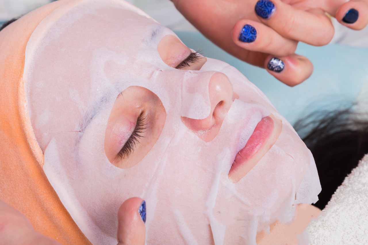 敷面膜外面的膜要撕下来吗,敷面膜的面膜纸拿来干什么