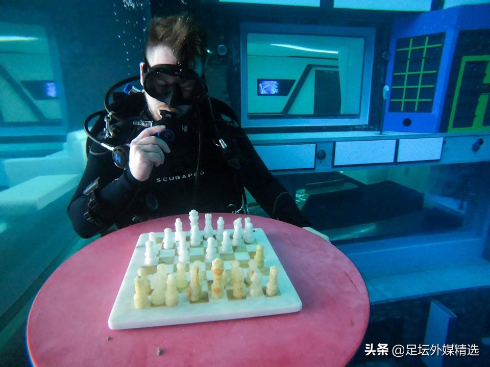 世界最深泳池在迪拜开业,迪拜全世界最高的游泳池