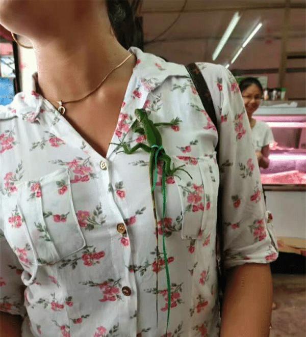 宿舍晚间玩真心话大冒险输了的现场微信撩前女友，你喜欢老子吗