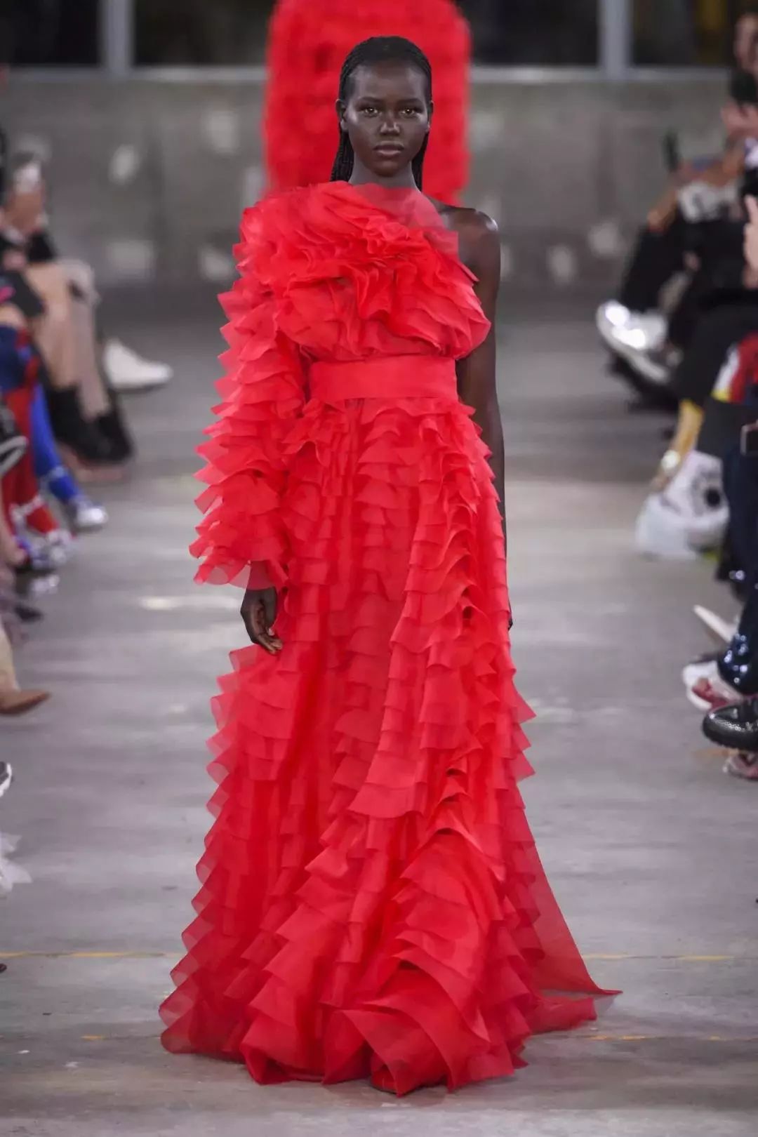 “Valentino红”降临东京，冠希哥说最近的生活“888”